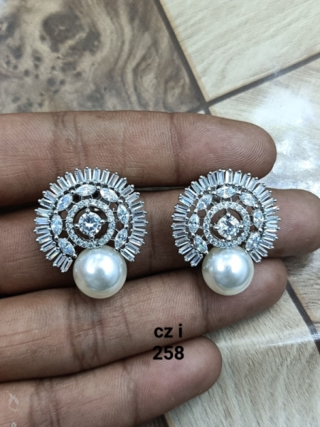 Swadha Circle of Stone with Pearl Aura